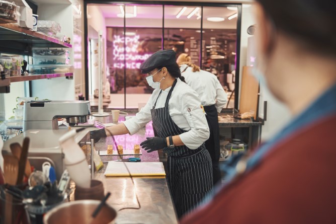 How to Reduce Labor Costs in Restaurant Chains with AI